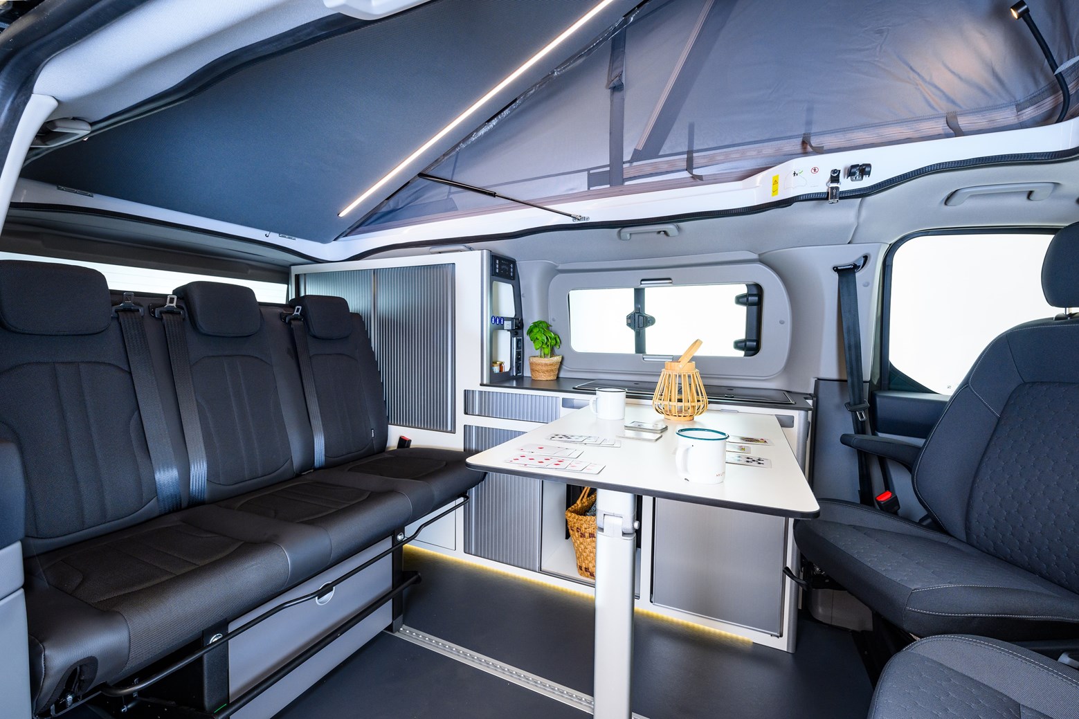 autocamper-5places-interieur-3.jpg